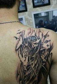 Osobne tetovaže s različitim uzorcima na ramenima