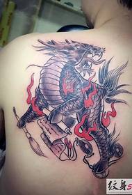 Mannelijke schouder terug eenhoorn tattoo