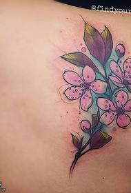 et blomster tatoveringsmønster på skulderen