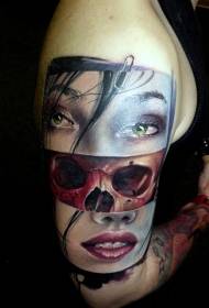 Забавен комбиниран женски портрет с татуиран модел, рисуван с емайл