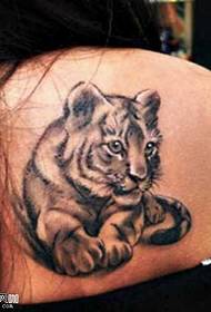 Patrón de tatuaje de tigre lindo hombro pequeño
