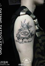 Trokutni uzorak tetovaže za oči na ramenu