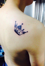 Drenges skuldre er populære med smukke sort-hvide krone tatoveringsdesign