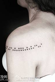 Prikket tatoveringsmønster på skulderen