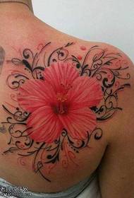 Splenda floro tatuaje ŝablono sur la ŝultroj