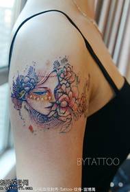 Ombro pintado belo padrão de tatuagem floral