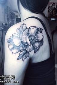 Realistic floral tattoo pattern on the shoulder