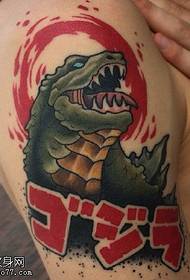 Na ramenu vzorec tatoo dinozavra