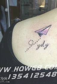 Vzor tetovania cez rameno z papierového lietadla