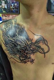 Įsivaizduojama drakono per petį tatuiruotė