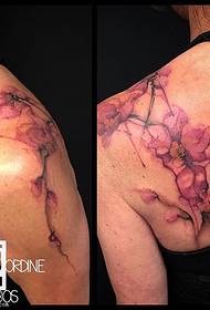 Patrón de tatuaje de flor de acuarela de hombro