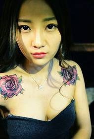 Meninas com as mesmas fotos de tatuagens de flores nos dois lados do ombro