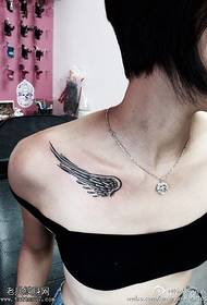 Mazs spārnu tetovējuma raksts uz pleca