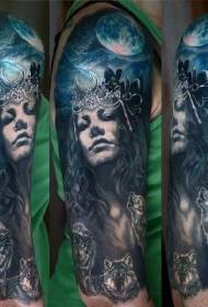 Arm mystisk kvinnelig portrett med tatoveringsmønster for natt ulvmåne