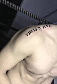 Стильна римська цифрова татуювання на чоловічому плечі