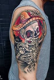 Patrón de tatuaxe de esqueleto no ombreiro