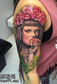 Κορίτσι μοτίβο τατουάζ με γιρλάντα