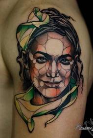 Modello di tatuaggio viso grande braccio colorato spalla sorriso donna