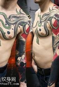Pečių kalmarų tatuiruotės modelis