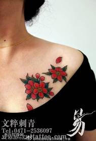 Modeli i tatuazhit të luleve të gjoksit mbi shpatull