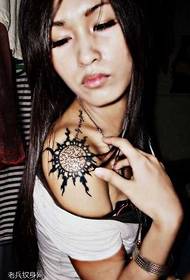 Красив модел на татуировка на слънце тотем на рамото