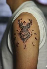 Modello di tatuaggio cervo romano sulla spalla
