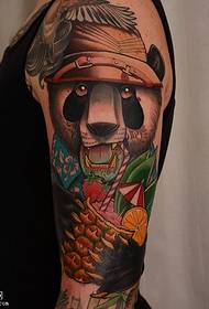 Motif de tatouage de panda mignon sur l'épaule
