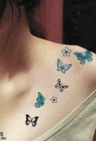 Patrón de tatuaje de mariposa llena de hombro