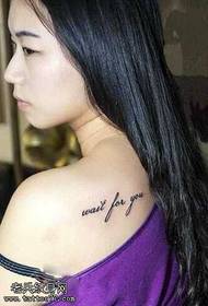 Na ramenu zgodan engleski uzorak tetovaža
