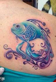 На плячы сіні малюнак татуіроўкі рыбы