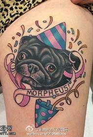 Wzór tatuażu pies morze skóra na ramionach
