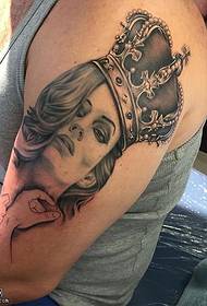 Татуировка плеча корона женщина