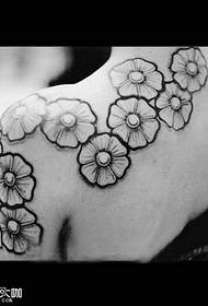 Na ramenu lijepi cvjetni uzorak tetovaža