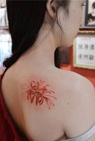 Man Zhu Shahua иығына жақсы көрінетін гүлді татуировкасы