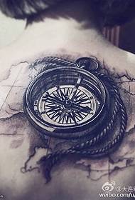 Na ramenu trodimenzionalni realistični uzorak tetovaže kompasa