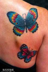 Patrón de tatuaxe de bolboreta en cor de ombreiro