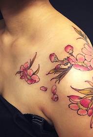 The beautiful shoulder flower tattoo pattern of girls is very fresh.