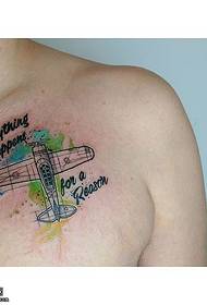 Sraigtasparnio tatuiruotės modelis ant peties