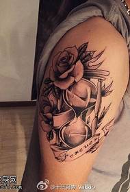 Skuldra rose timglas tatuering mönster