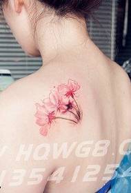 Friss virág tetoválás minta a vállán