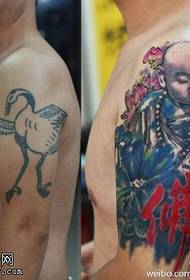 Täcker den gamla tatueringsmönstret Maitreya