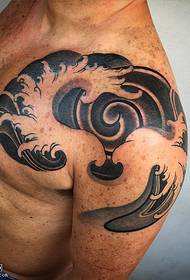 Nagy denevér tetoválás minta a vállán