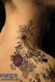 Patró de tatuatge de flors d’insectes d’home d’home