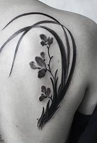 Patrón de tatuaxe de orquídea no ombreiro