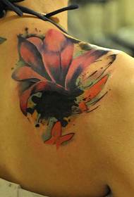 La akvarela tatuaje sur la ŝultro estas tre bela