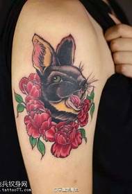 Motif de tatouage de pivoine de lapin sur l'épaule