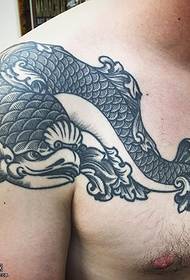 вялікі рыбны малюнак татуіроўкі на плячы