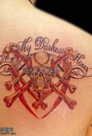 Na ramenu metalna lubanja engleski uzorak tetovaža