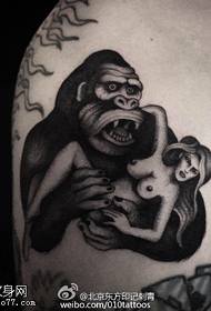 ຮູບແບບ tattoo gorilla ບ່າ