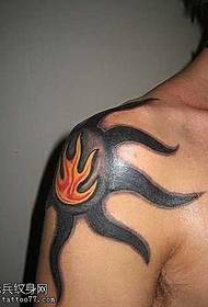 Padrão de ombro, um padrão de tatuagem de totem de chama